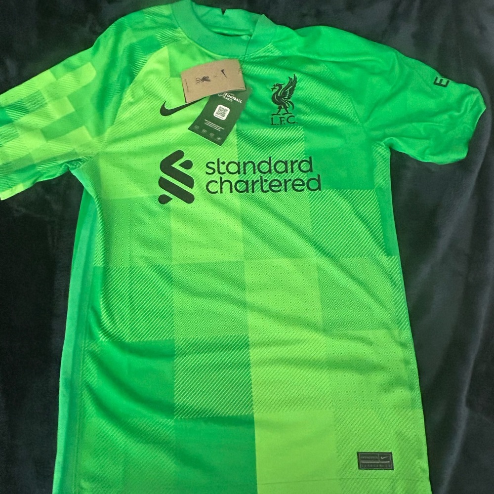 NWT - LIVERPOOL FC NIKE FOOTBALL Size is men’s Small